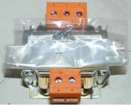 Transformator von Remeha in Kunststoffverpackung, ausgestattet mit orangefarbenen Terminals und Befestigungsschrauben, für die Umwandlung von 230V auf 24V.